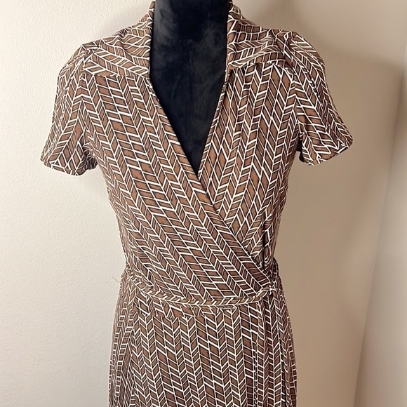 BCBG MaxAzria brown print wrap around circular dress V cleavage Sz M - Picture 2 of 6